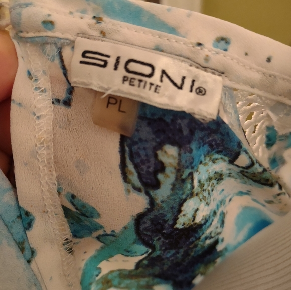 Sioni watercolor blue Floral top, petite large - Picture 5 of 7